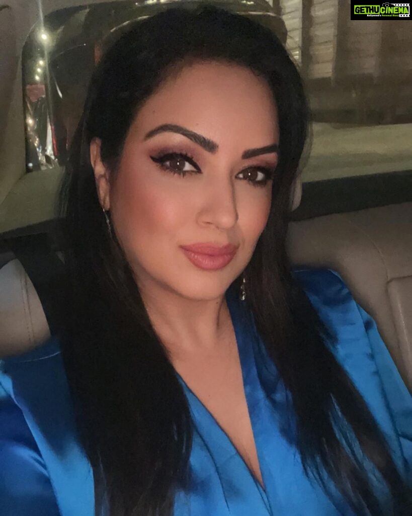 Maryam Zakaria Instagram - Selfie lover 💙 #selfie #mondayvibes #bluedress #eyeliner #makeup