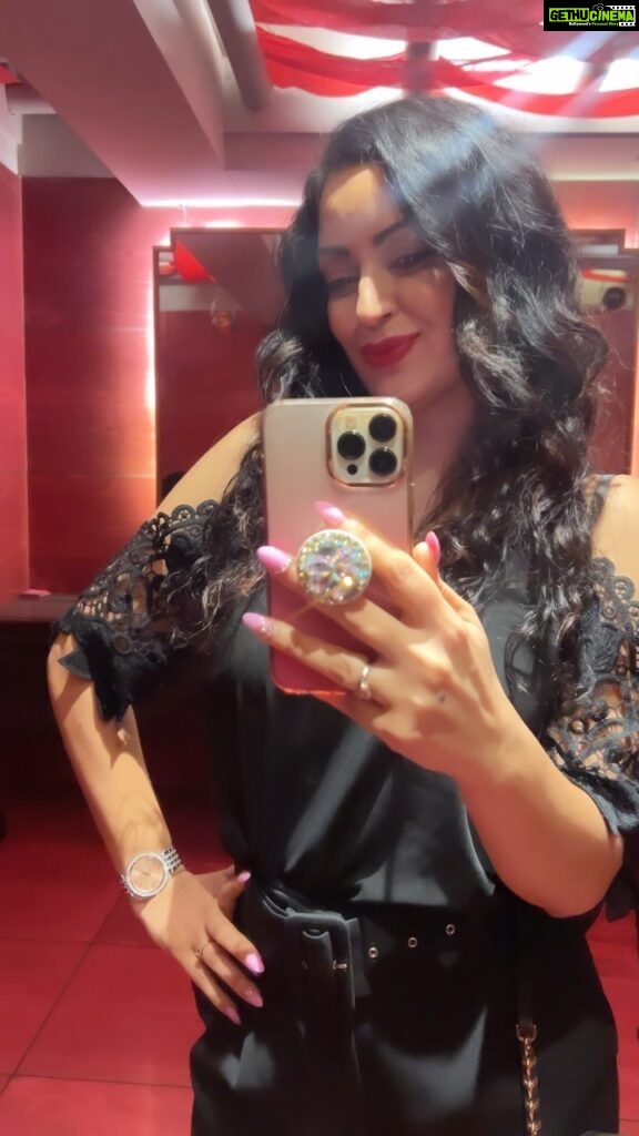 Maryam Zakaria Instagram - My Black outfit and The mirror ❤ #aboutlastnight #ootd #ootdstyle #blackoutfit #womenfashion #inspo #reelitfeelit