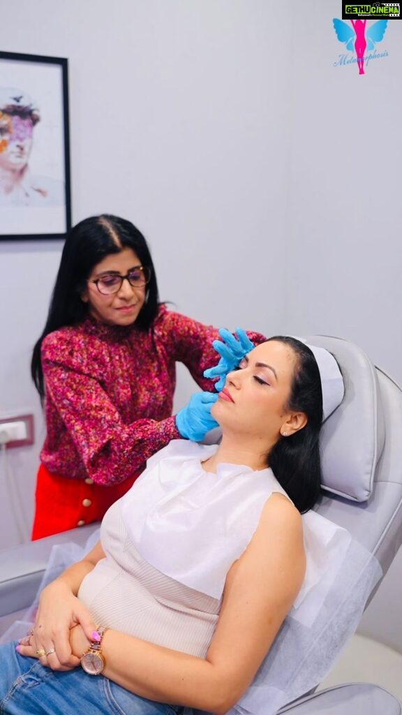 Maryam Zakaria Instagram - Lipolysis Fat Dissolving injection @clinicmetamorphosis After all the hard work of exercising and doing face yoga, I still couldn’t let the fat go away. Dr. Monica suggested me 3 sessions of a simple procedure called Lipolysis Fat Dissolving Injection to get rid of my double chin. The process was comfortable and quick. I really loved the hospitality and service and looking forward to my next session 😄 Book your appointment now @clinicmetamorphosis #collaboration #transformwithmetamorphosis #clinicmetamorphosis #lipolysisfat #LipolysisFatDissolvinginjection #clinic #fat