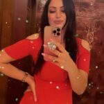 Maryam Zakaria Instagram - Mirror Lover ❤️🫶✨✨✨ #mirrorselfie #lover #reelitfeelit #ootd #inspo