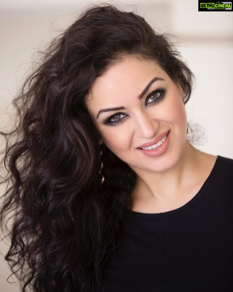 Maryam Zakaria Instagram - “She had the prettiest eyes & prettiest smile with wounds on her heart and bruises on her soul.” 🖤 #photoftheday #qoutes #photography