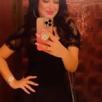 Maryam Zakaria Instagram - Me and the mirror 😍🔥 #selfiemirror #blackdress #ootd #reelitfeelit