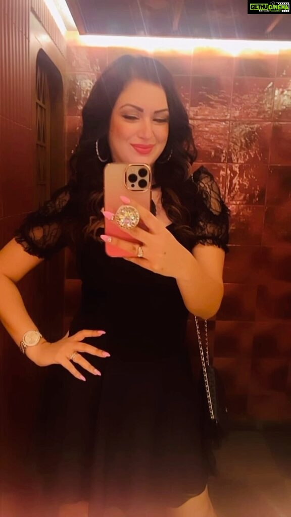 Maryam Zakaria Instagram - Me and the mirror 😍🔥 #selfiemirror #blackdress #ootd #reelitfeelit