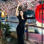 Maryam Zakaria Instagram - My favourite place 🖤💕 #foo #ootd #blackoutfit #womenfashion