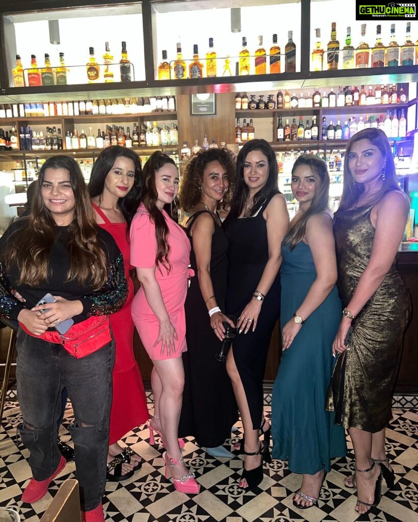 Maryam Zakaria Instagram - Thank you my dear friends for making my birthday unforgettable and thank you everyone for the birthday wishes. Lots of love ❤ #aboutlastnight #birthdaycelebration