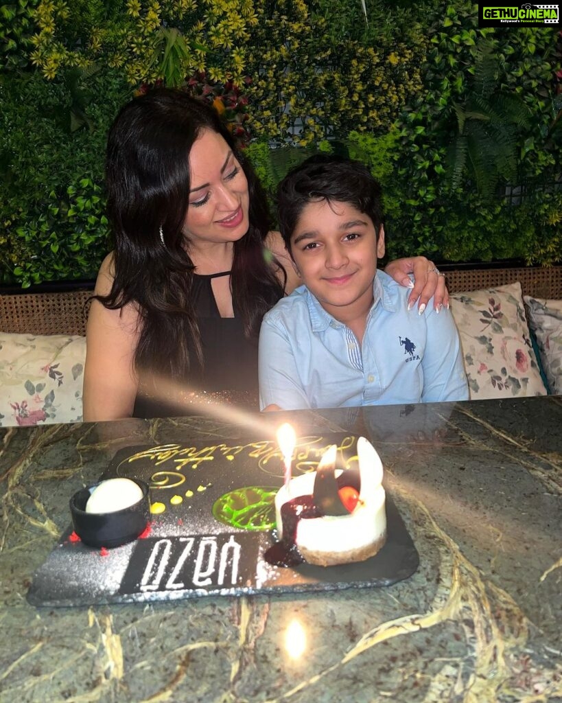 Maryam Zakaria Instagram - The best thing I know is to have my family with my for any celebration. All I wish for this birthday is that my sons leg heals as soon and the pain goes away 🙏❤️ Thank you everyone who already started to wish me from last night it means a lot 😘❤️ #birthday #family #love