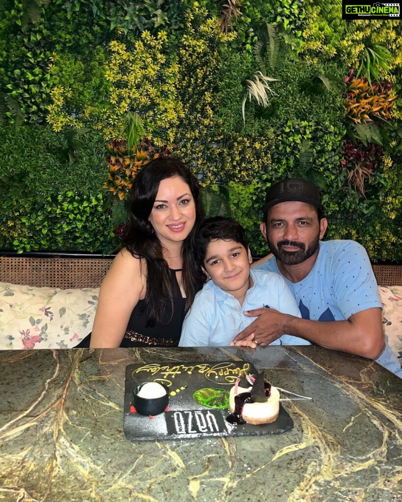Maryam Zakaria Instagram - The best thing I know is to have my family with my for any celebration. All I wish for this birthday is that my sons leg heals as soon and the pain goes away 🙏❤ Thank you everyone who already started to wish me from last night it means a lot 😘❤ #birthday #family #love