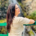Maryam Zakaria Instagram - I want to wake up to this view every day 😍 #kashmir #drung #beautifuldestinations #beautifulview #mountains #waterfall #nature #india #travelphotography #photoshoot Drung
