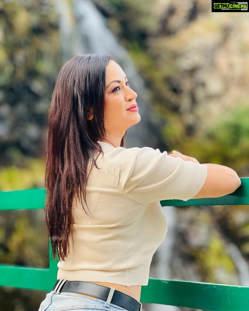 Maryam Zakaria Instagram - I want to wake up to this view every day 😍 #kashmir #drung #beautifuldestinations #beautifulview #mountains #waterfall #nature #india #travelphotography #photoshoot Drung