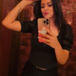 Maryam Zakaria Instagram - Did you guys missed my Mirror reels? ☺️🫶 #shinebrightlikeadiamond #mirrorselfie #mirrorreels #ootd #inspo #reelitfeelit #glamlook #blackoutfit #shinelikeadiamond