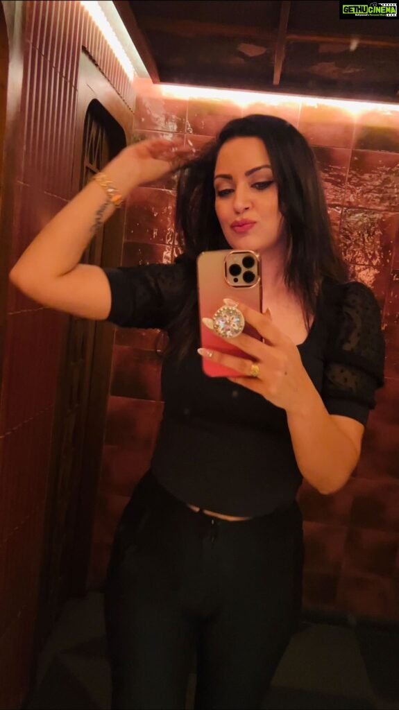 Maryam Zakaria Instagram - Did you guys missed my Mirror reels? ☺️🫶 #shinebrightlikeadiamond #mirrorselfie #mirrorreels #ootd #inspo #reelitfeelit #glamlook #blackoutfit #shinelikeadiamond