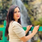 Maryam Zakaria Instagram - I want to wake up to this view every day 😍 #kashmir #drung #beautifuldestinations #beautifulview #mountains #waterfall #nature #india #travelphotography #photoshoot Drung