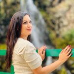 Maryam Zakaria Instagram - I want to wake up to this view every day 😍 #kashmir #drung #beautifuldestinations #beautifulview #mountains #waterfall #nature #india #travelphotography #photoshoot Drung