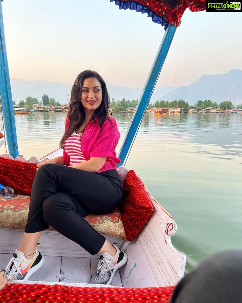 Maryam Zakaria Instagram - Hello from Kashmir it's so beautiful here 😍 📍Dal Lake, Srinagar - Kashmir #kashmir #dallake #traveldiaries #travelphotography #beautifuldestinations Dal Lake, Srinagar, Jammu & Kashmir