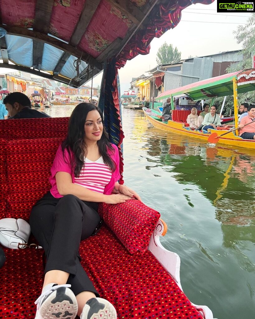 Maryam Zakaria Instagram - Hello from Kashmir it's so beautiful here 😍 📍Dal Lake, Srinagar - Kashmir #kashmir #dallake #traveldiaries #travelphotography #beautifuldestinations Dal Lake, Srinagar, Jammu & Kashmir