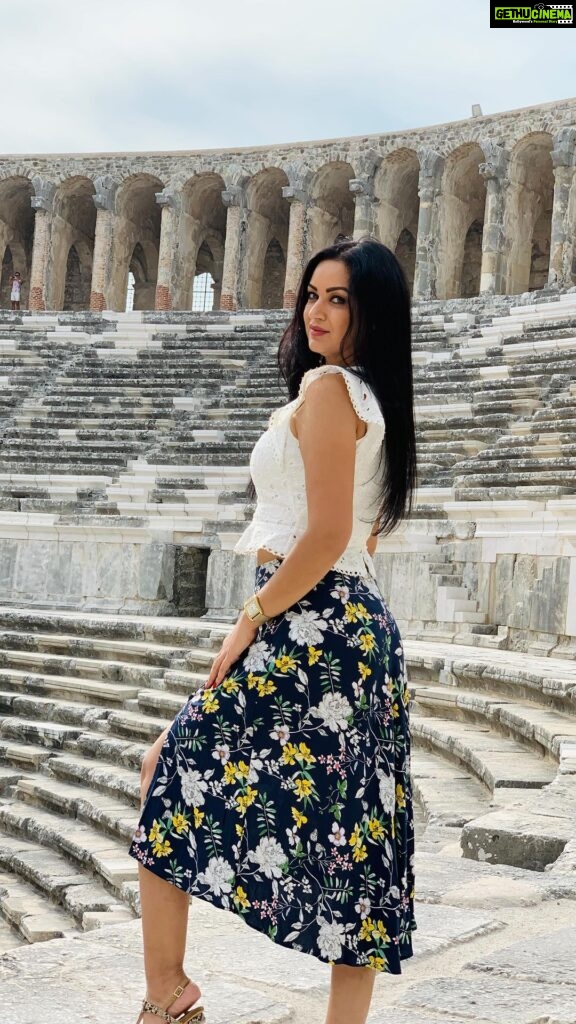 Maryam Zakaria Instagram - Chura Ke Dil Tera Chali mein Chali😍 I was just remembering this beautiful place Aspendos Ruins and Perge in Antalya Turkey. What a amazing experience it was. If you ever visit Antalya do visit this place you will love it 😊 #turkey #antalya #perge #aspendos #dancereels #churakedilmera #reelitfeelit #travelreels Aspendos Ruins, Antalya