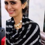 Meenakshi Dixit Instagram - Hum khaau prakaar ke log hain…proud to be khaau 😂🤭😉 Gulabjamun love ❤️✨ @puneetchandel25 khulaasaa specialist 😠 #meenakshidixit #reels #reelsinstagram #instagramreels #love #food #sweets #gulabjamun #reelitfeelit instagramreels #fun #shoot #vanity #lunchbreak #trendingreels #trendingsongs