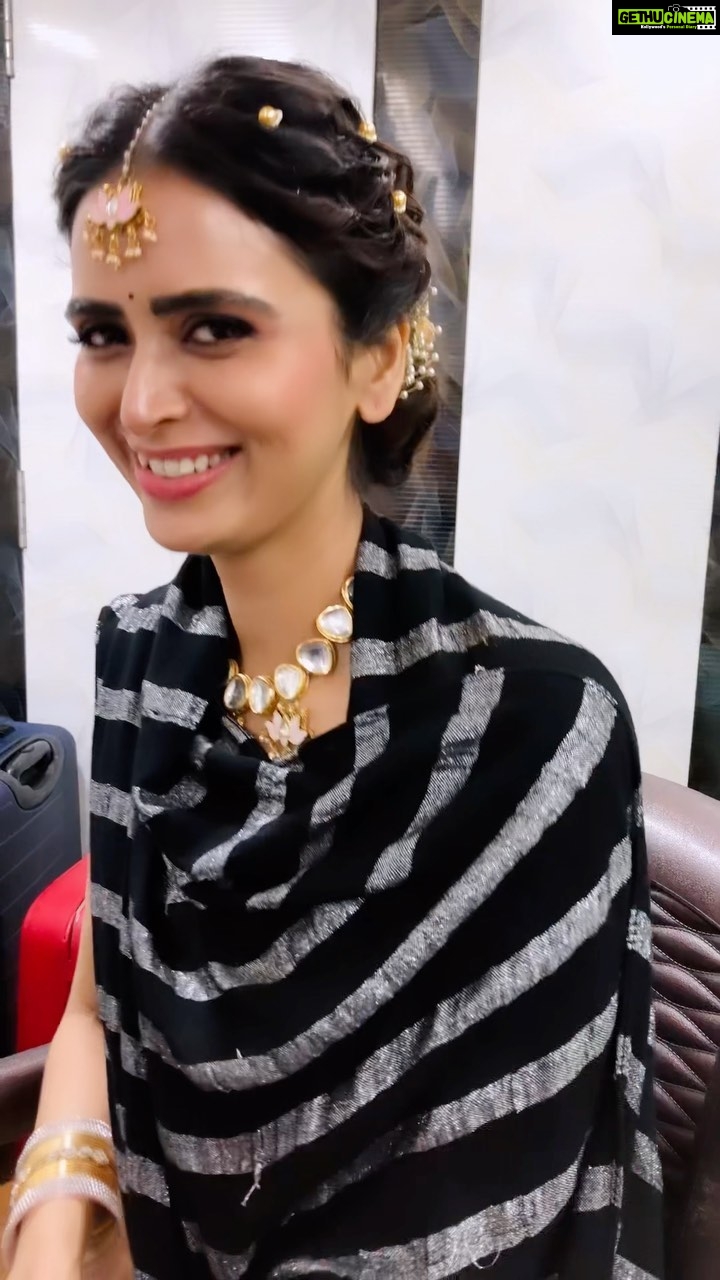Meenakshi Dixit Instagram - Hum khaau prakaar ke log hain…proud to be khaau 😂🤭😉 Gulabjamun love ❤️✨ @puneetchandel25 khulaasaa specialist 😠 #meenakshidixit #reels #reelsinstagram #instagramreels #love #food #sweets #gulabjamun #reelitfeelit instagramreels #fun #shoot #vanity #lunchbreak #trendingreels #trendingsongs