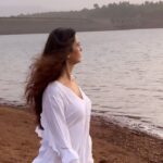 Meenakshi Dixit Instagram - Tune kya kiya 🎶🎶🎶🎶 I got a hangover of this one 🙌❤️ #meenakshidixit #instagramreels #reels #reelitfeelit #love #music #trending #trendingreels