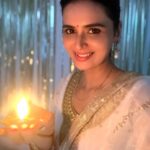 Meenakshi Dixit Instagram - Happy happy Diwali to everyone ❤️😍😇✨🪔 #happydiwali #festival #indianfestival #shubhdiwali #instagood #love