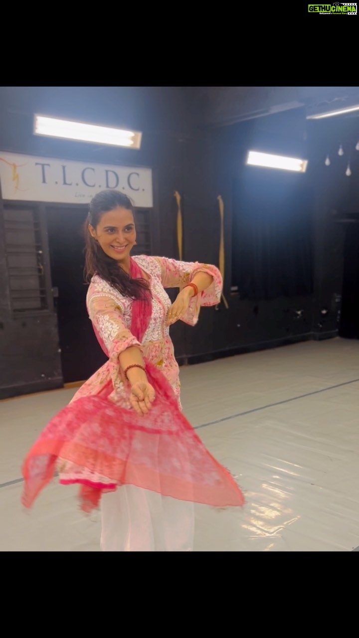 Meenakshi Dixit Instagram - Riyaaz ✨😇 @rajendrachaturvedi @gopikrishnakathak #meenakshidixit #kathak #dance #indianclassicaldance #dancevideo #trendingreels #love #practice #reels #reelitfeelit #reelsinstagram #instagramreels #trendingreels