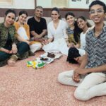 Meenakshi Dixit Instagram - So we broke all the rules on my birthday, when a serious kathak class turned into a dance floor. 🥳😂❤️😍 Thank you all my sweethearts for a memorable time 😇 Thankyou guruji 🙏 @rajendrachaturvedi @seema___purohit @soohaaaan @kirron.sharrma @shikhapanesar @minal_gaur #happybirthday #meenakshidixit #instagood #reelitfeelit #partytime #reels #instagramreels