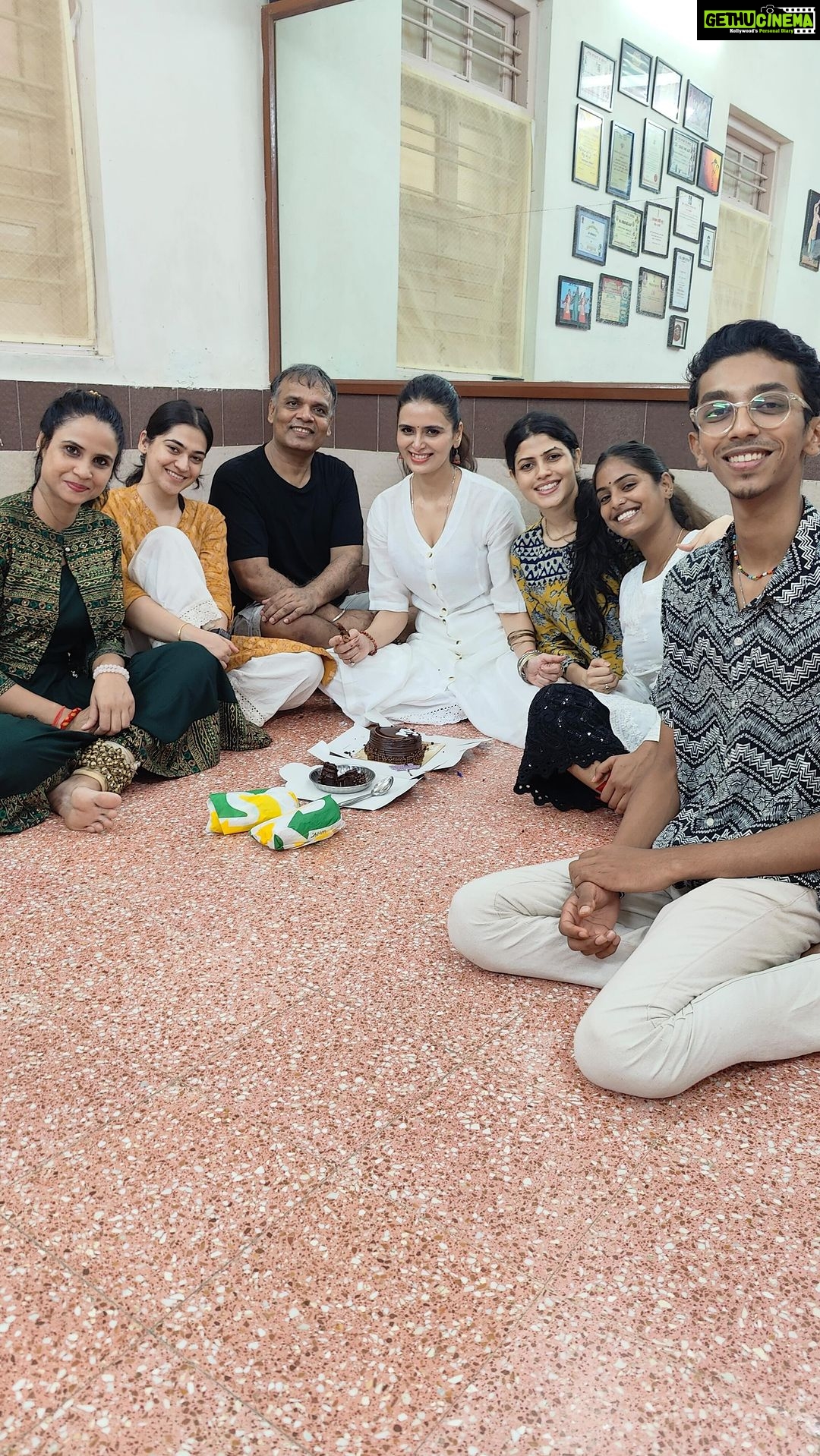 Meenakshi Dixit Instagram - So we broke all the rules on my birthday, when a serious kathak class turned into a dance floor. 🥳😂❤️😍 Thank you all my sweethearts for a memorable time 😇 Thankyou guruji 🙏 @rajendrachaturvedi @seema___purohit @soohaaaan @kirron.sharrma @shikhapanesar @minal_gaur #happybirthday #meenakshidixit #instagood #reelitfeelit #partytime #reels #instagramreels