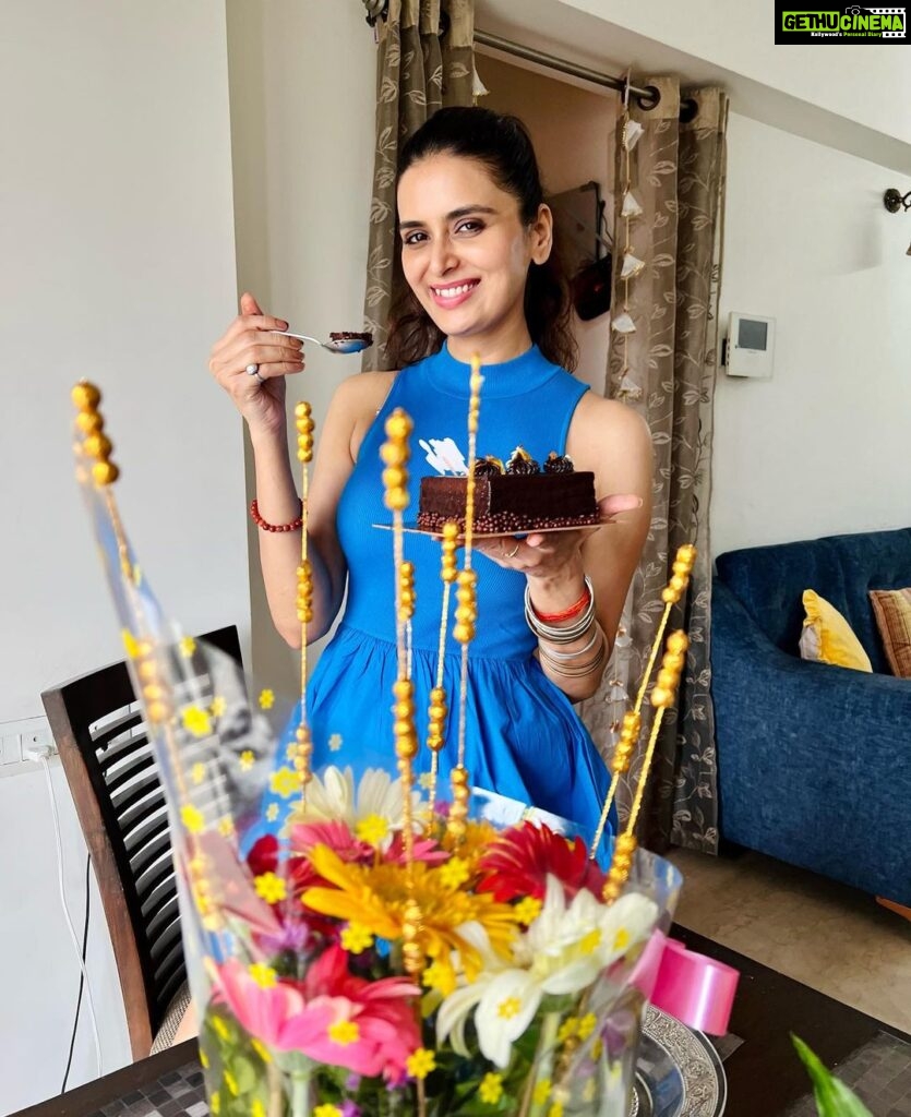 Meenakshi Dixit Instagram - Just happiness ❤ enjoying all the love that’s pouring in from everywhere. 😇 #birthdays #love #happybirthday #happiness #fun #birthdaycake #instagood #instalove