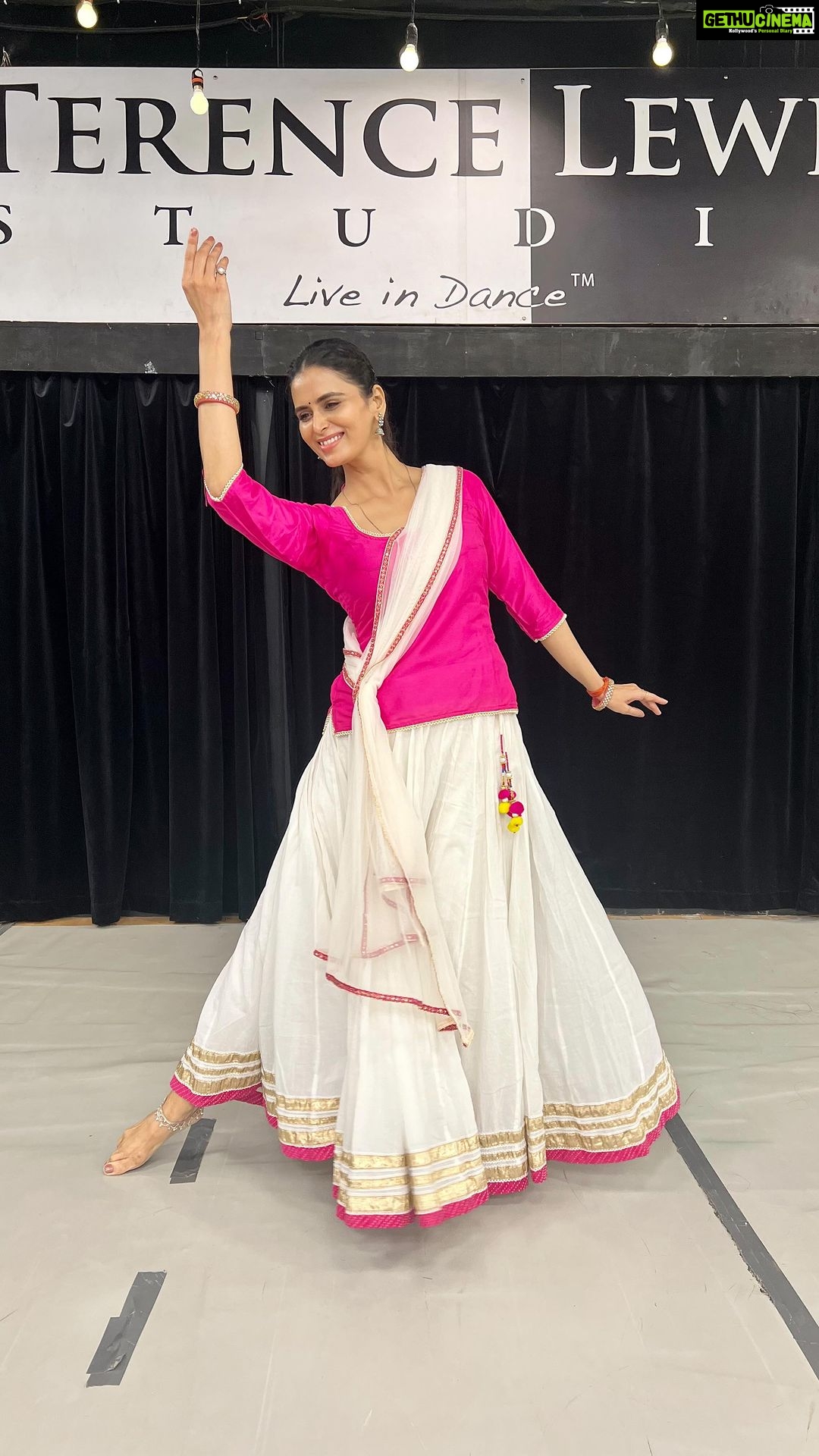 Meenakshi Dixit Instagram - Dancing to this beautiful melody was sheer joy ✨ I just love the vibe of this blissful track 😇choreographed by my kathak guru @rajendrachaturvedi @gopikrishnakathak Song: Gali Mein Chand Album: Zakhm Singer: Alka Yagnik Lyrics: Anand Bakshi Music Director: M.M Kareem This song is solely used for my personal use & not for any commercial purposes. The copyright of this song belongs to the respective music composer, music producer or singer as the case may be. #kathak #kathakdancer #reelitfeelit #reels #instagramreels #reelsinstagram #trendingreels #indiandance #indiansong #dancereel #actorslife