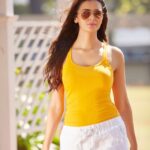 Meenakshi Dixit Instagram – 💛🌝⭐️

#meenakshidixit #instagram #instagood #fashion #yellow #sundayfunday #casuals #love #nature