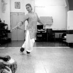 Meenakshi Dixit Instagram - Kathak Practice ❤️😇🙏 @rajendrachaturvedi @gopikrishnakathak #meenakshidixit #kathak #dance #indianclassical #instagood #reels #reelsvideo #reelsinstagram #reelitfeelit #reelsindia #trendingreels #trending