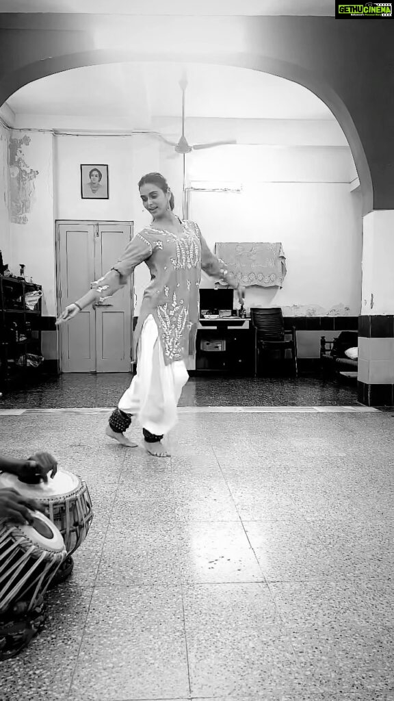 Meenakshi Dixit Instagram - Kathak Practice ❤️😇🙏 @rajendrachaturvedi @gopikrishnakathak #meenakshidixit #kathak #dance #indianclassical #instagood #reels #reelsvideo #reelsinstagram #reelitfeelit #reelsindia #trendingreels #trending
