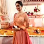 Meenakshi Dixit Instagram - Divinity in the air ❤️✨ #meenakshidixit #love #divine #festivevibes #festivals #ethinicwear #ethnicwear #indianfashion #trending