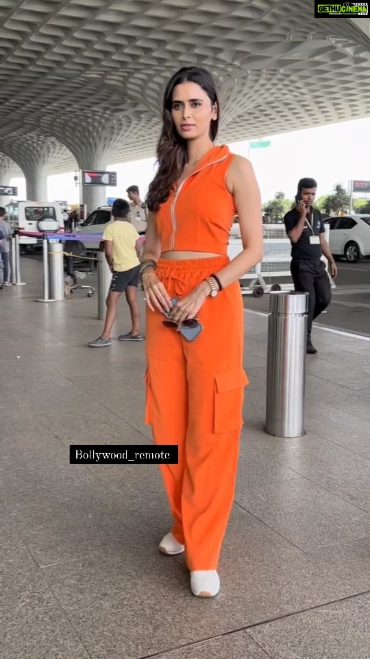 Meenakshi Dixit Instagram - Vision in orange 🍊 #meenakshidixit snapped at airport 💖💖💖 . . #airpotlook #travelling #travel @meenakshidixit