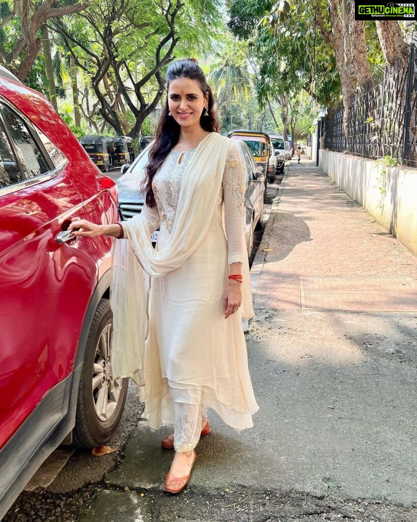 Meenakshi Dixit Instagram - What a great energy in the city #Mumbai 😍🙌✨😇 #festival #ganpati #ethnicwear #indianoutfit #love #happiness #indianfestival