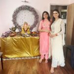 Meenakshi Dixit Instagram - Ganpati Bappa Morya ❤️ May lord Ganesha shower Health, Wealth, Wisdom & prosperity on everyone 🙏✨🙌 @drkiranhebbalkar #ganpati #ganpatibappamorya #festival #love #ethnicwear #happiness #divine