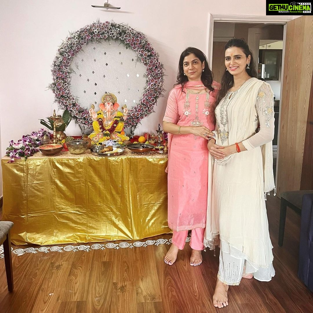 Meenakshi Dixit Instagram - Ganpati Bappa Morya β€οΈ May lord Ganesha shower Health, Wealth, Wisdom & prosperity on everyone πβ¨π @drkiranhebbalkar #ganpati #ganpatibappamorya #festival #love #ethnicwear #happiness #divine