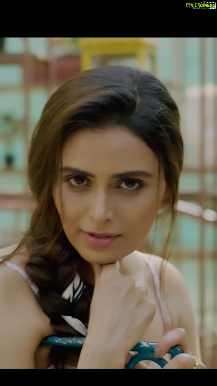 Meenakshi Dixit Instagram - Kesariya πΆπΆ uff! What a beautiful melody @arijitsingh π #pritam #amitabhbhattacharya #arijitsingh #meenakshidixit #reelsinstagram #instagramreels #reels #reelitfeelit #hindisongs #kesariya