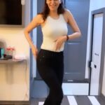 Meenakshi Dixit Instagram - I dance like ahhhh 💃 some impromptu vanity masti 😉 #meenakshidixit #reelsvideo #reelsinstagram #instagood #actorslife #shootdiaries