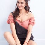Meenakshi Dixit Instagram - Sunday leisure 😀🥳 #meenakshidixit #reelsinstagram #trendingaudio #instagood #sundayfunday