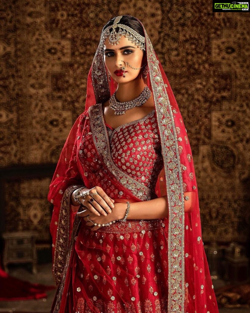 Meenakshi Dixit Instagram - Happy Akshaya Tritiya 🙏 Eid Mubarak 🌙 While shooting for @lordrajivmehta ‘s bridal designs 😍 #akshayatritiya #eidmubarak #indianfestivals #ethnicwear #bridal #bridalfashion