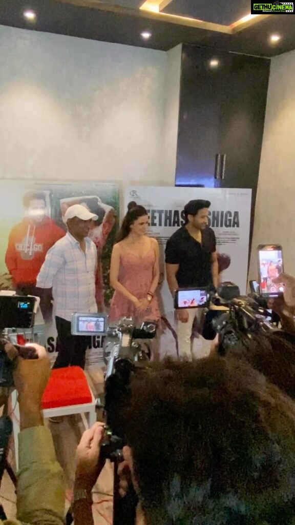Meenakshi Dixit Instagram - Congratulations for special screening of #GeethaSakshiga. The film will be released in Hindi & Telugu on 7th April 2023, All the best team. @chetanmaisuria @anthony_mattipalli @viralbhayani thanku viral @expansionprofficial #GeethaSakshiga