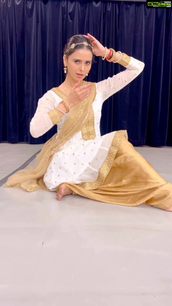 Meenakshi Dixit Instagram - “Jab pyar kiya toh darna kya” The incomparable gem of all times, the iconic creation by the legends and performed by queen #madhubala ji 🙏 A small tribute to the entire team of #mugaleazam Ek choti si koshish 😇 Choreographed by my kathak guru @rajendrachaturvedi 📷 @seema___purohit Song :Jab Pyar Kiya To Darna Kya Album : Mughal-E-Azam Singer : Lata Mangeshkar Lyrics : Shakeel Badayuni Music Director: Naushad This song is solely used for my personal use & not for any commercial purposes. The copyright of this song belongs to the respective music composer, music producer or singer as the case may be. #dancevideo #reelkarofeelkaro #dancelife #meenakshidixit #reelsindia