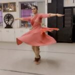 Meenakshi Dixit Instagram – Practicing this beautiful Sadharan Todha with the Maestro Pandit @mishrakalinath ji 🙏 on Tabla, Learning  it from my Guruji @rajendrachaturvedi ji 🙌 The class turned into a fire ball with these Guru’s together. Blessed 😇
@gopikrishnakathak 

#kathak #indianclassicaldance #meenakshidixit #instagood #reelsinstagram #reelsindia