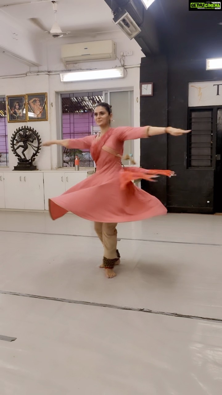 Meenakshi Dixit Instagram - Practicing this beautiful Sadharan Todha with the Maestro Pandit @mishrakalinath ji 🙏 on Tabla, Learning it from my Guruji @rajendrachaturvedi ji 🙌 The class turned into a fire ball with these Guru’s together. Blessed 😇 @gopikrishnakathak #kathak #indianclassicaldance #meenakshidixit #instagood #reelsinstagram #reelsindia