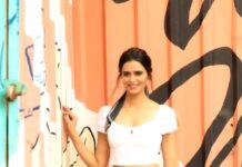 Meenakshi Dixit Instagram - Manhari sukumari 😀❤️ Such a pleasant song 🎶 #meenakshidixit #reelsinstagram #reelitfeelit #trendingsongs #musicislife Bombay49