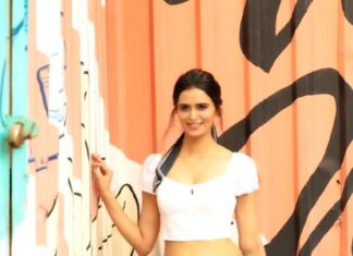 Meenakshi Dixit Instagram - Manhari sukumari 😀❤️ Such a pleasant song 🎶 #meenakshidixit #reelsinstagram #reelitfeelit #trendingsongs #musicislife Bombay49