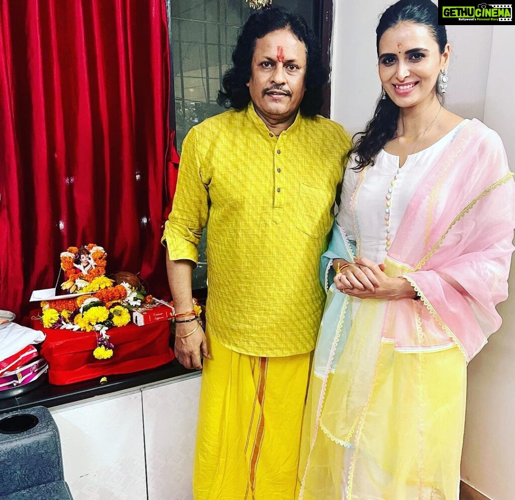 Meenakshi Dixit Instagram - Naman! 🙏 to all my Guru’s on this auspicious day 😇 Happy Gurupurnima 💐 @rajendrachaturvedi @mishrakalinath Legendary #sarojkhaan ji #kundanshah ji #happygurupurnima