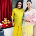 Meenakshi Dixit Instagram - Naman! 🙏 to all my Guru’s on this auspicious day 😇 Happy Gurupurnima 💐 @rajendrachaturvedi @mishrakalinath Legendary #sarojkhaan ji #kundanshah ji #happygurupurnima