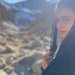 Meenakshi Dixit Instagram - Goodmorning 🌞✨with chupke chupke ❤️🎶 #meenakshidixit #filming #gulamaligazals #workmode #trendingreels #reelsindia Leh Ladakh